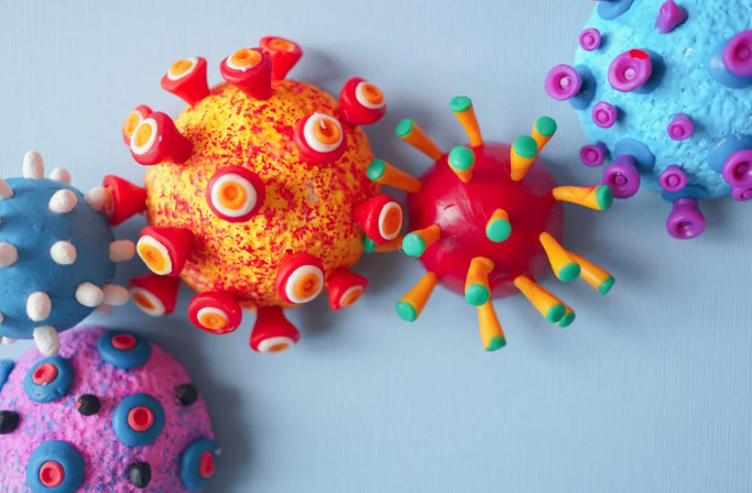 Tabletas de entecavir utilizadas en el tratamiento médico de la hepatitis B crónica.